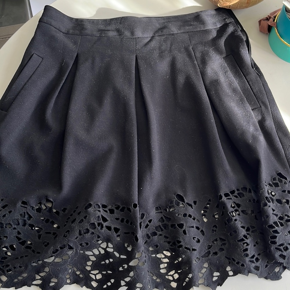 BCBG MAX MARA SKIRT lines. Zipper on side. Pleated. Just above knee.